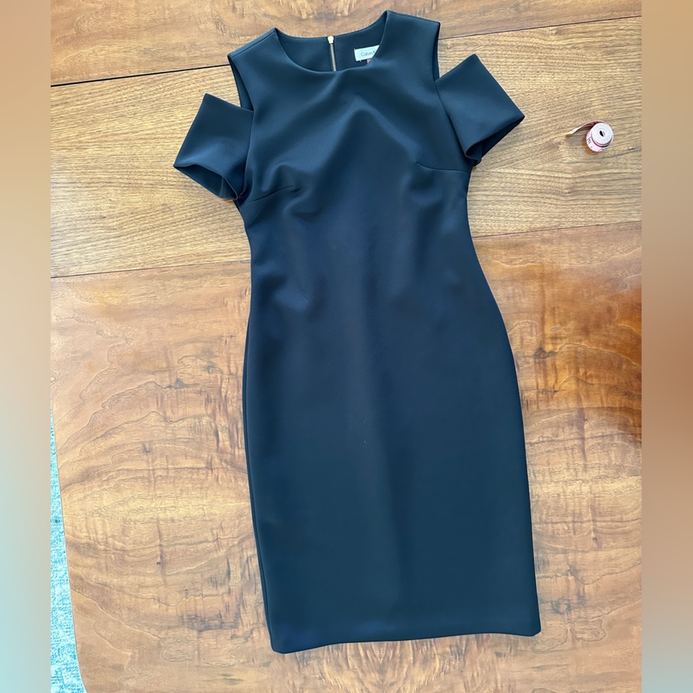 Calvin Klein black cold shoulder scuba dress
Size 2